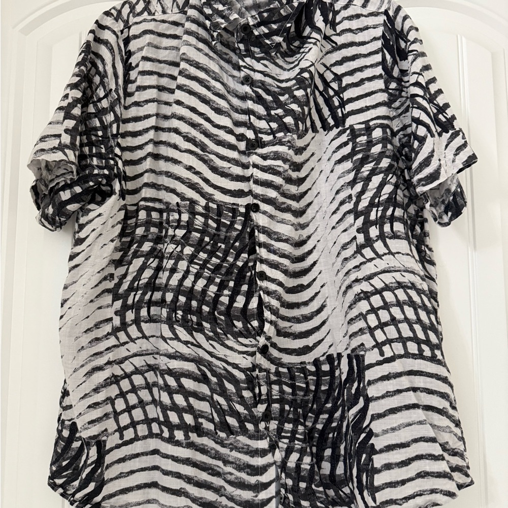 Men's Casual Short-Sleeve Button-Down Shirt in Black & White Abstract Print